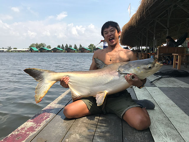 タイ 世界一の釣り堀 ニューブンサムランでの巨大魚釣り体験記 たびタイ
